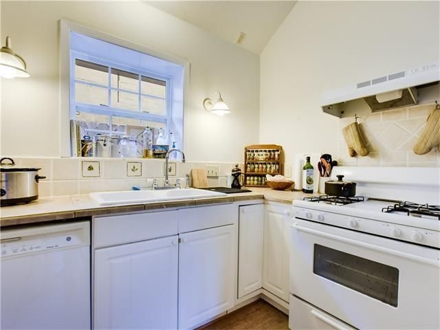 Bright Kitchen - 4302 Duval Street