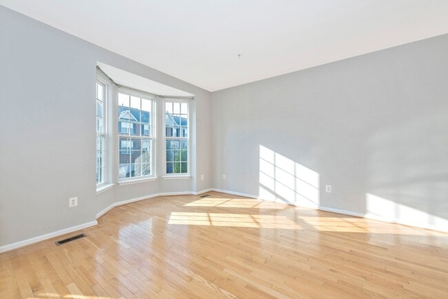 Building Photo - Fantastic Townhouse w/ Garage - Quick High...