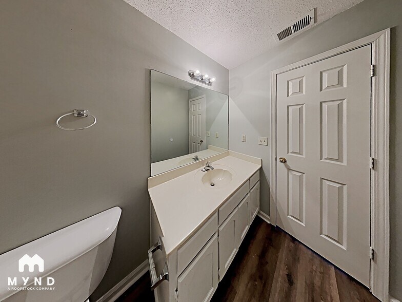 Building Photo - 724 Stuckert Dr