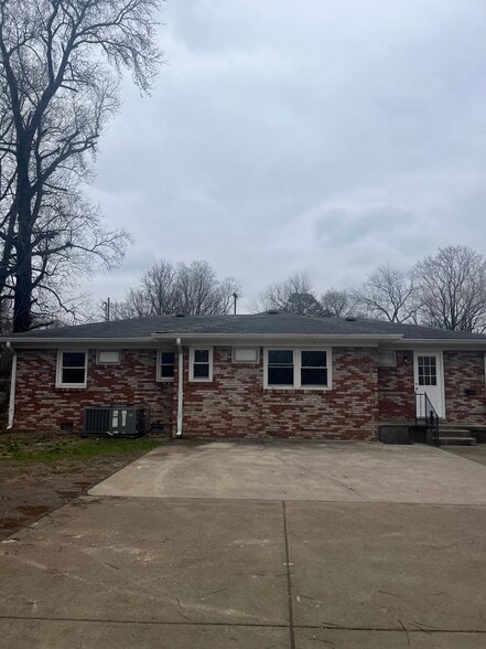 Parking for 4-6 cars - 1827 Middle Tennessee Blvd