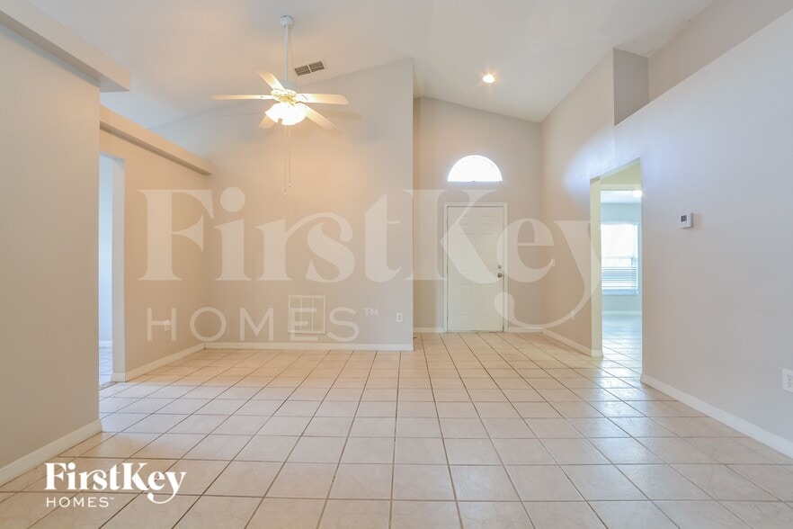 Building Photo - 521 Finch Ln