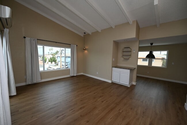 Building Photo - 4672-76LB