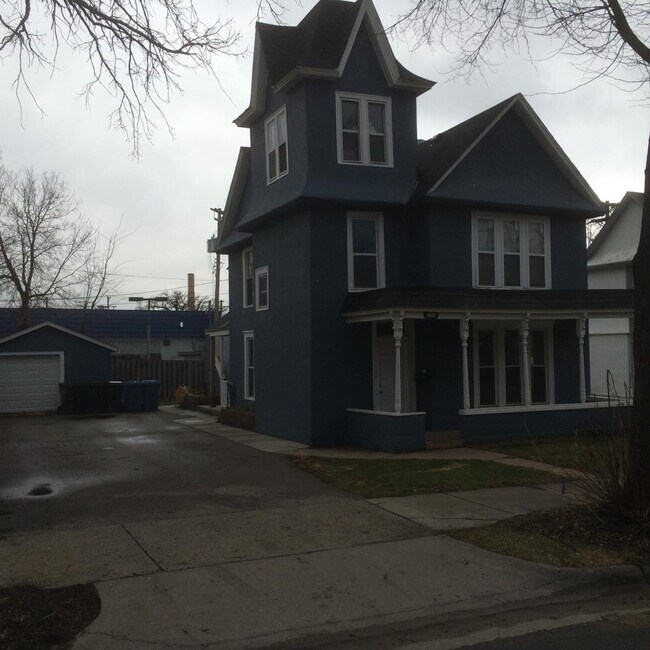 Building Photo - 922 18 1/2 Ave NE