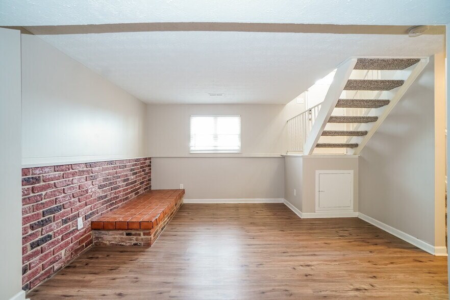 Building Photo - 4475 Charlotte Rd