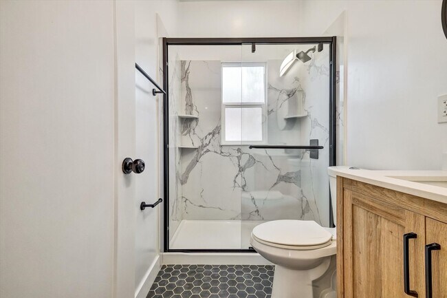 Building Photo - Furnished 3-Bedroom Apartment for 5 – Shar...