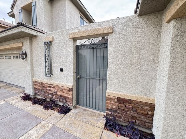 Building Photo - Spacious 4 Bedroom Home with Private Pool!