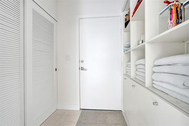 Building Photo - 2514 Yacht Club Blvd