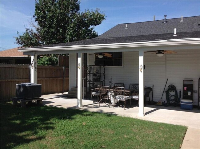 Building Photo - 317 Deckbar Ave