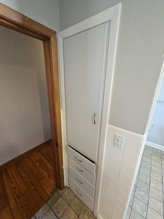 Building Photo - 1-603 1/2 N Superior Ave