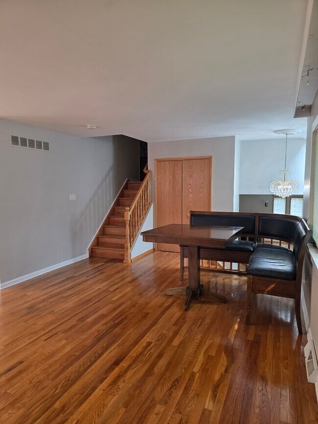 Building Photo - 812 Leeds Ln