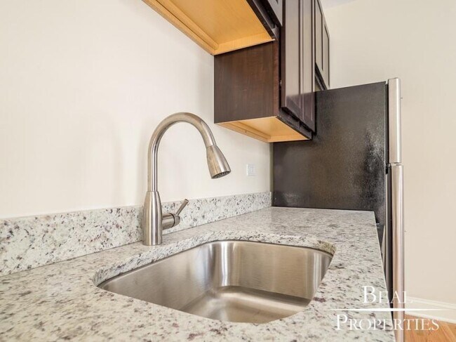 Building Photo - 1 bedroom in CHICAGO IL 60613