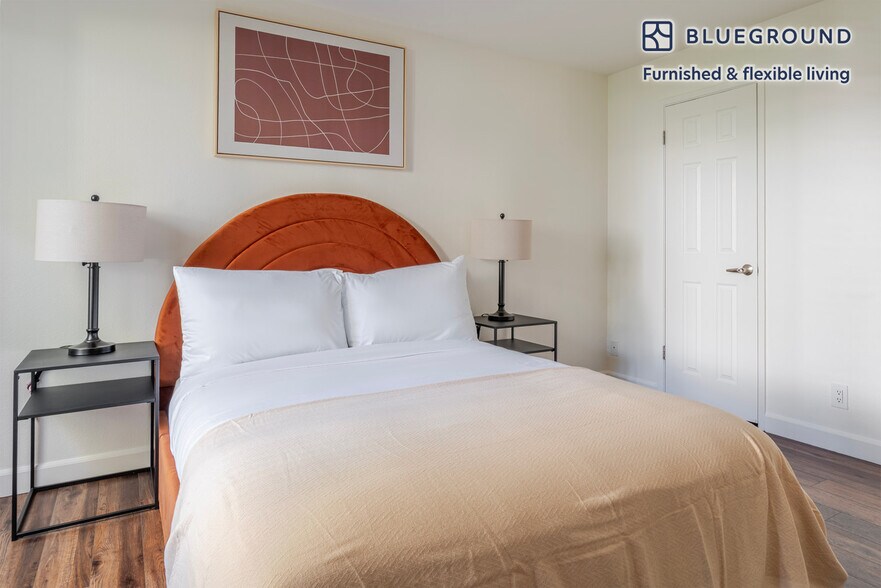 Building Photo - 900 Pepper Tree Ln