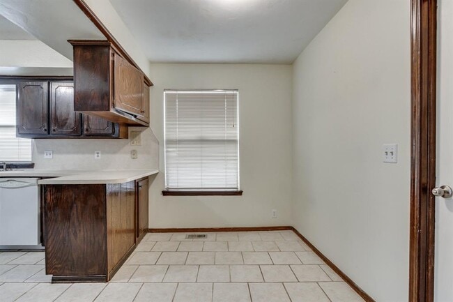 Building Photo - 2013 Tanglewood Dr