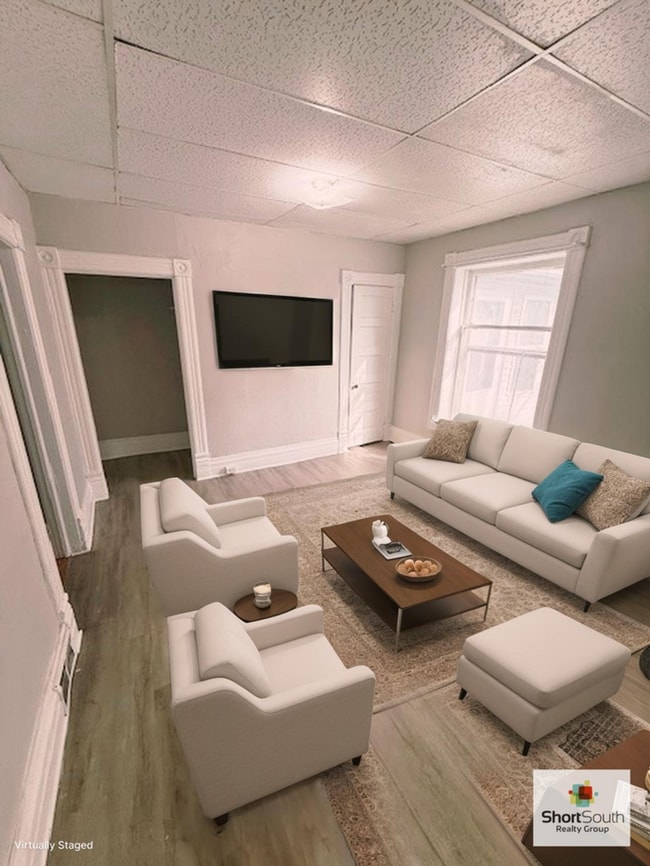 Building Photo - Updated - 2 bed 1 bath, main floor apartment in Lansing