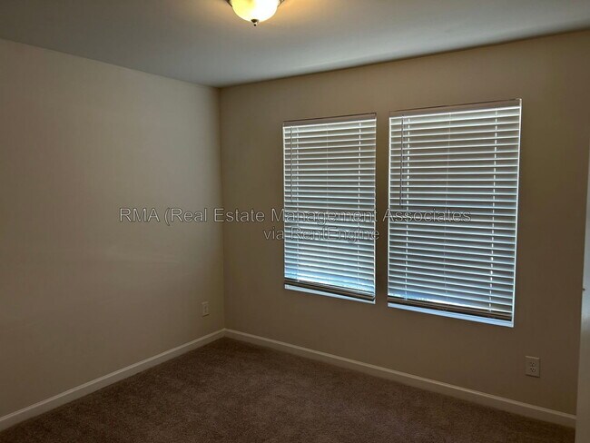 Building Photo - 141 Dogwood Ln