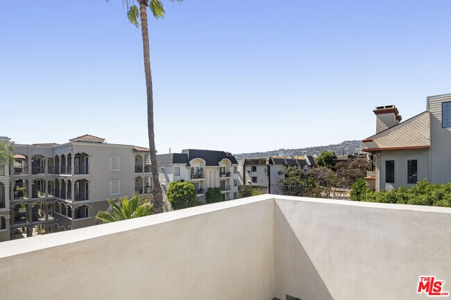 Building Photo - 426 Arnaz Dr