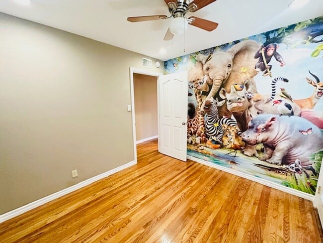 Building Photo - Move right in! This is an ideal home, gorg...