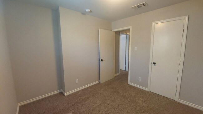Building Photo - Kingsbury Townhome Northwest Medical Cente...