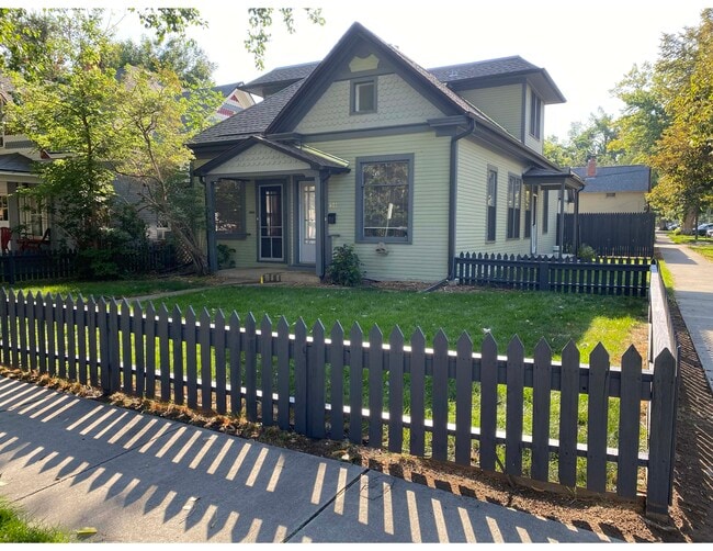 large fenced front yard - 603 Mathews St