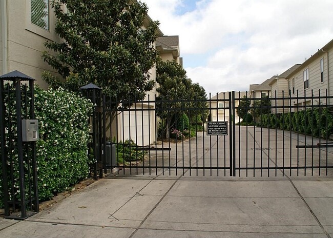 Building Photo - 3815 Center Plaza Dr