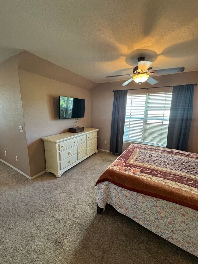 Building Photo - Three Bedroom Two Bathroom Available in Okatie!