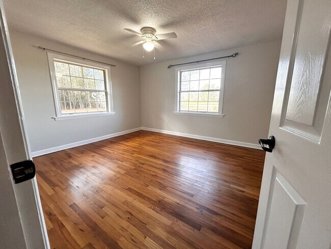 Building Photo - NOW AVAILABLE! 3 Bedrooms/1 1/2 Bath with Double living room space.