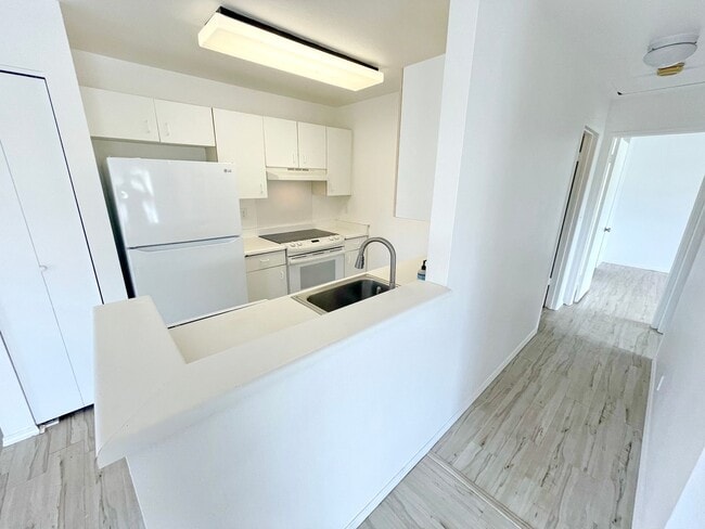 Building Photo - Top-Floor 2BR / 1.5BA Southpointe Condo – Freshly Updated! Move in Now! December is Free!!