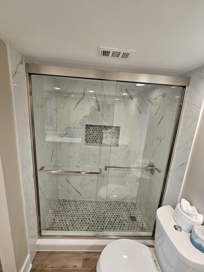 Building Photo - 2040 Falconhurst Pl