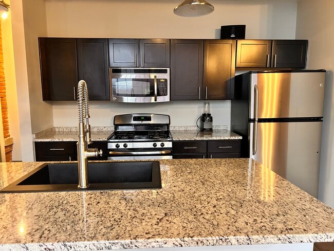 Building Photo - 570 S Front St