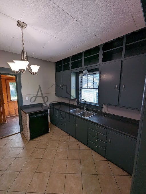 Building Photo - 1401 S Elm St