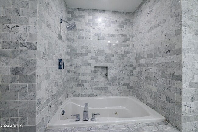 Building Photo - 7117 E Rancho Vista Dr