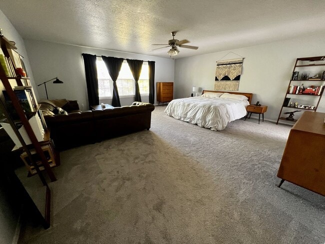 Building Photo - Spacious 4 bed 2.5 bath just off Amity and...