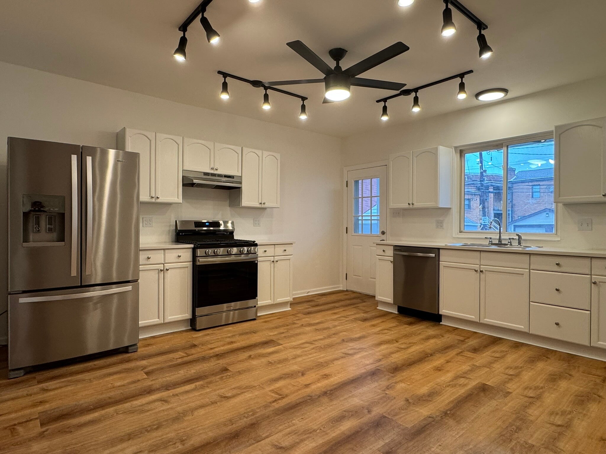 Building Photo - 16 Sycamore St