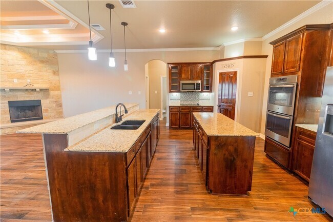 Building Photo - 2033 Catkins Ln