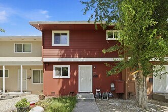 Building Photo - FULLY REMODELED MODERN SPACIOUS TOWNHOUSE!!!
