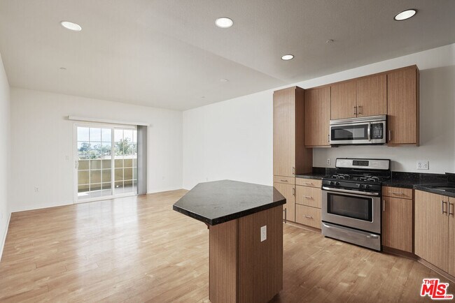 Primary Photo - 1408 W Washington Blvd