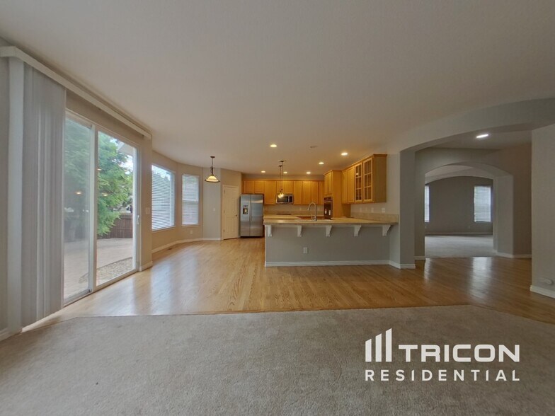 Building Photo - 17703 E Cloudberry Dr