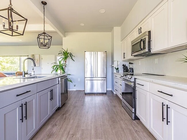 Building Photo - Spacious 8-Bedroom and 4 bathroom House – ...