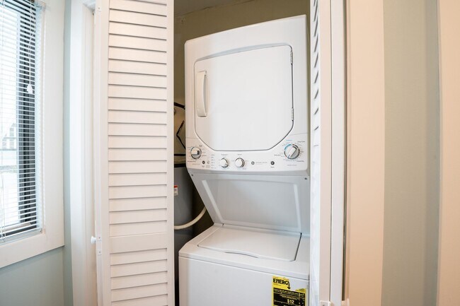 Building Photo - PERFECT OFF-SEASON MONTHLY "WORK FROM HOME" LOCATION NOW AVAILABLE