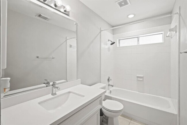 Building Photo - 2124 Gillette St