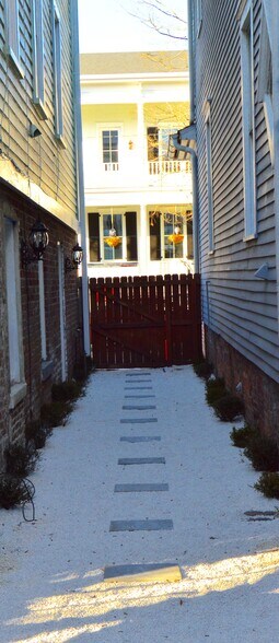 Building Photo - 203 W Waldburg St