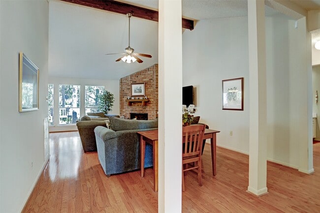 Building Photo - 12 Fairmeade Bend Dr