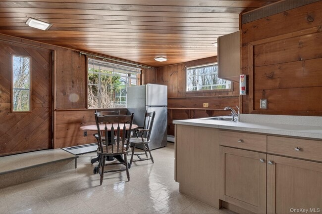 Building Photo - 353 Candlestick Hill Rd