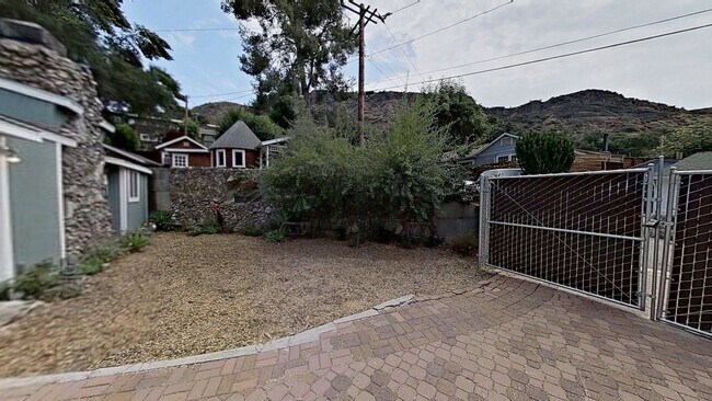 Building Photo - Adorable 2Bd 2Ba Home in Silverado Canyon