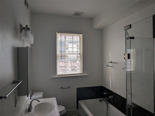 Building Photo - 815 Sul Ross St