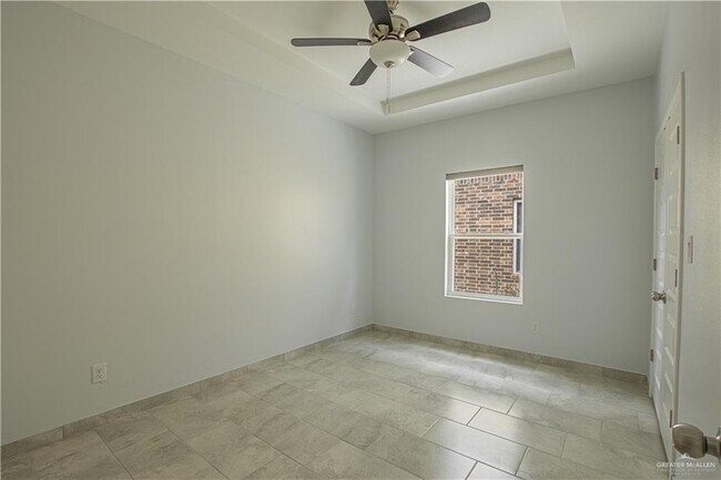 Building Photo - 907 Hidden Hls St