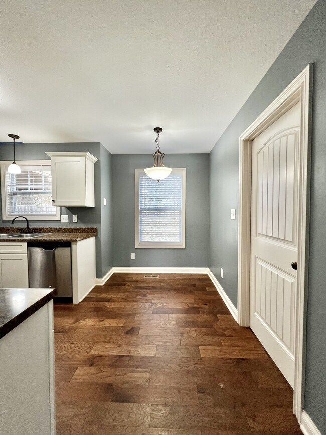 Building Photo - Charming 3BR/2.5BA Home in Clarksville! PE...