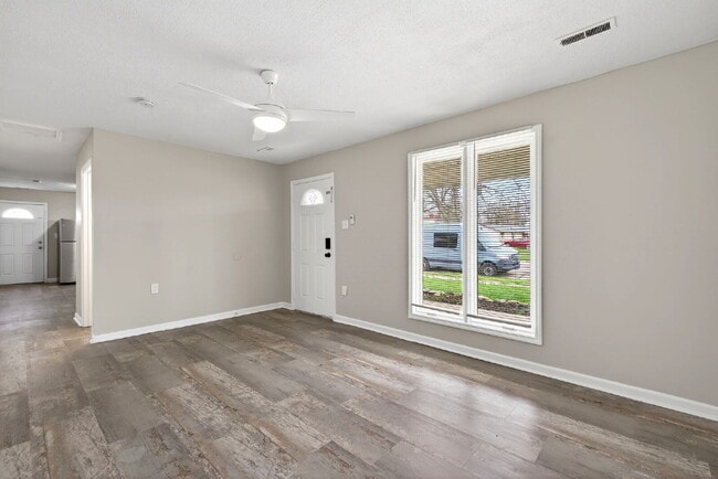 Building Photo - 2831 Hyannis Dr