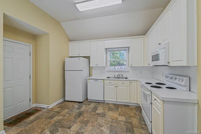 Building Photo - 8990 Stoneridge Pl