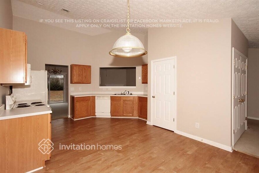 Building Photo - 302 Meadows Ln